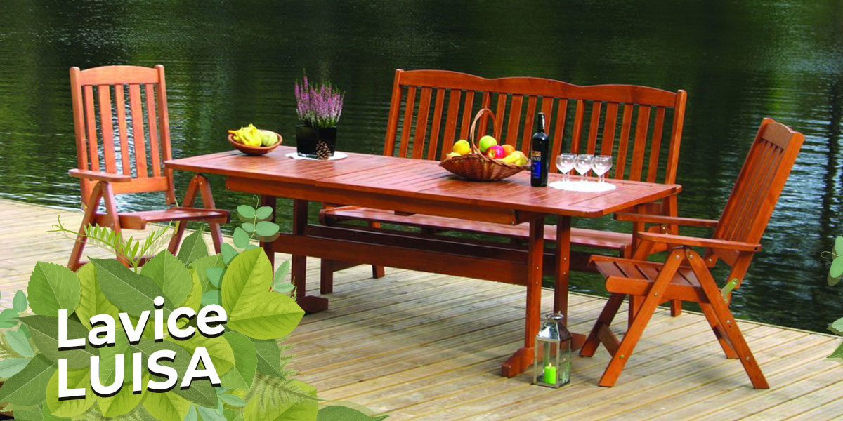 Dřevěná lavice LUISA v hnědé barvě je vyrobena z borovicového lakovaného dřeva.